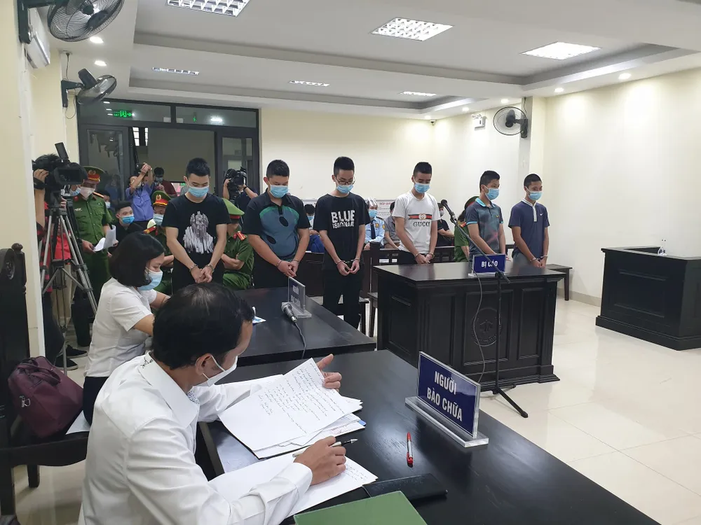 Tuyên án 6 thanh niên giả lực lượng chống dịch để cưỡng đoạt tiền người đi đường ảnh 1