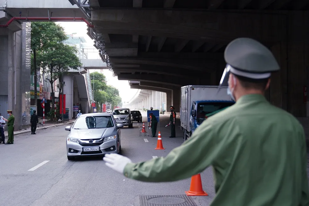 Ùn tắc khi qua chốt để vào “vùng đỏ” ở Hà Nội ảnh 15