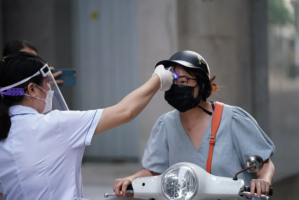 Ùn tắc khi qua chốt để vào “vùng đỏ” ở Hà Nội ảnh 9