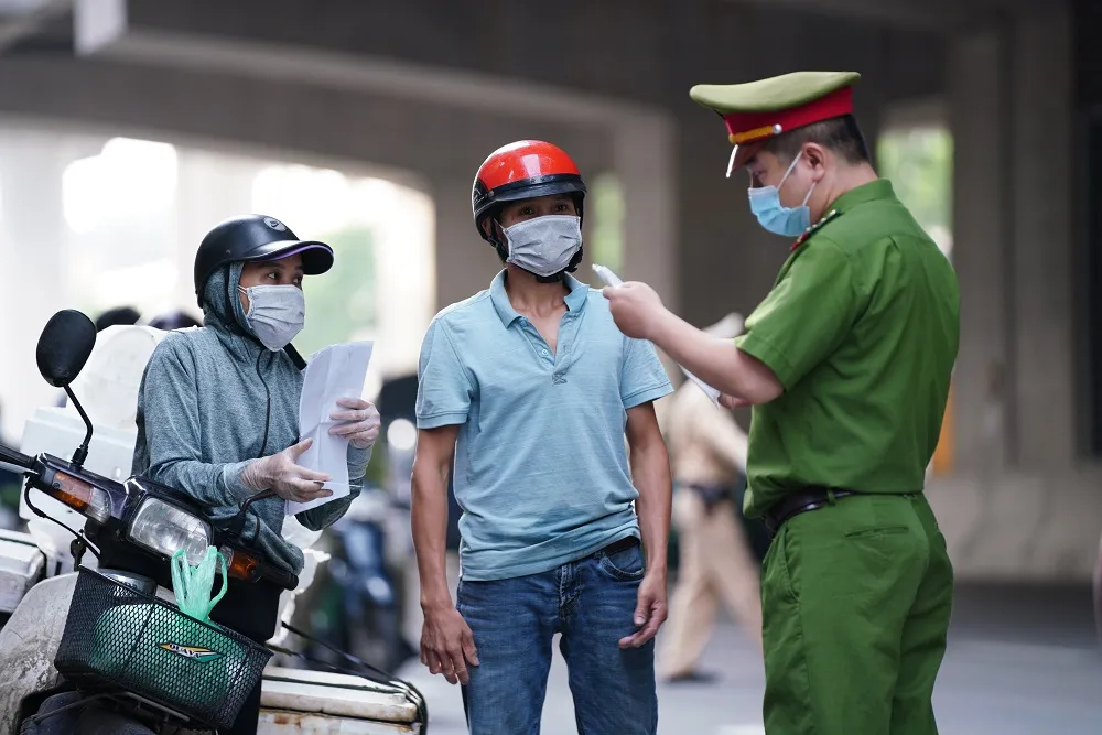 Ùn tắc khi qua chốt để vào “vùng đỏ” ở Hà Nội ảnh 6