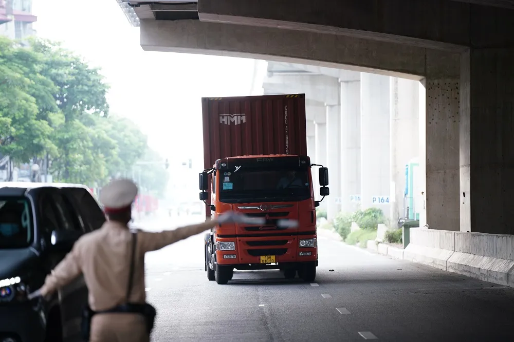 Ùn tắc khi qua chốt để vào “vùng đỏ” ở Hà Nội ảnh 14
