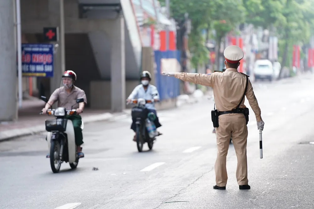 Ùn tắc khi qua chốt để vào “vùng đỏ” ở Hà Nội ảnh 8