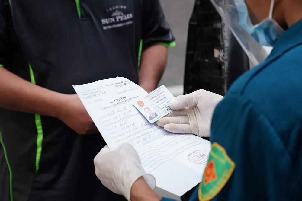 Ùn tắc khi qua chốt để vào “vùng đỏ” ở Hà Nội ảnh 7