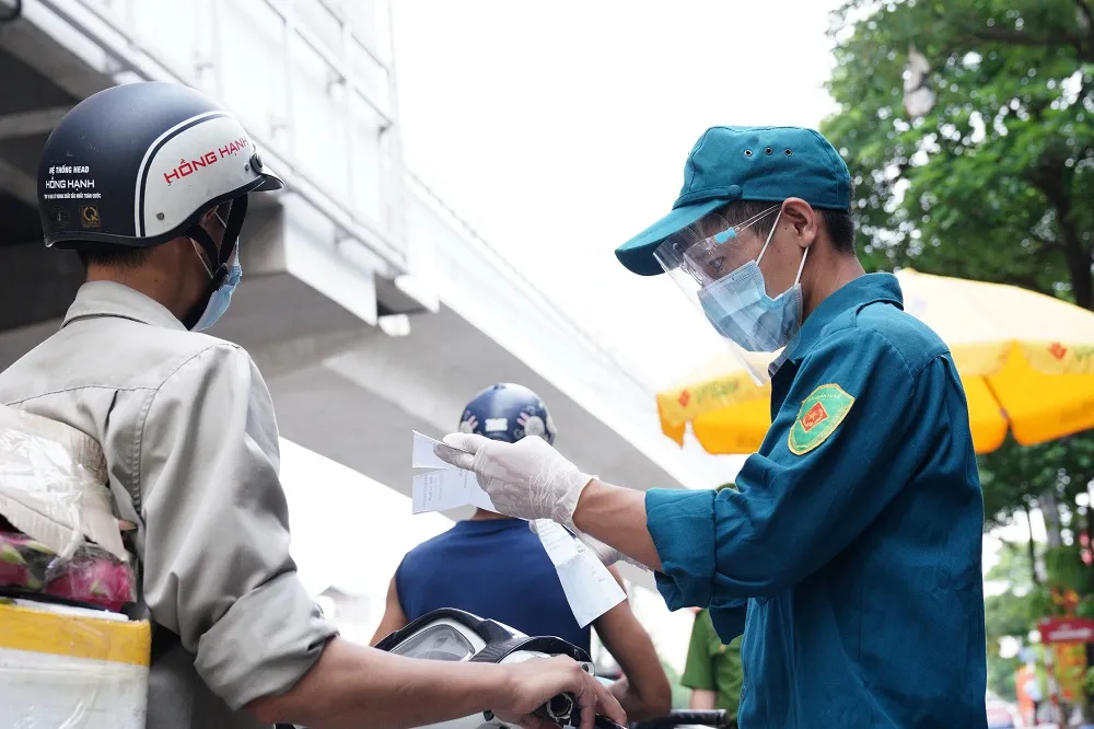 Ùn tắc khi qua chốt để vào “vùng đỏ” ở Hà Nội ảnh 10