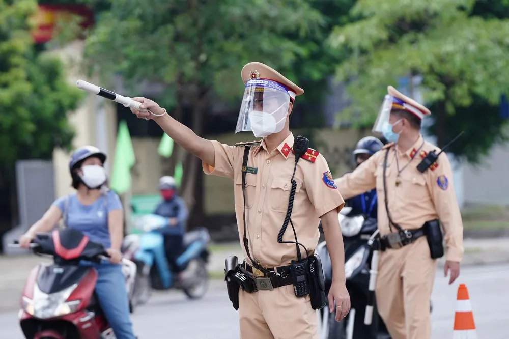 Ùn tắc khi qua chốt để vào “vùng đỏ” ở Hà Nội ảnh 11