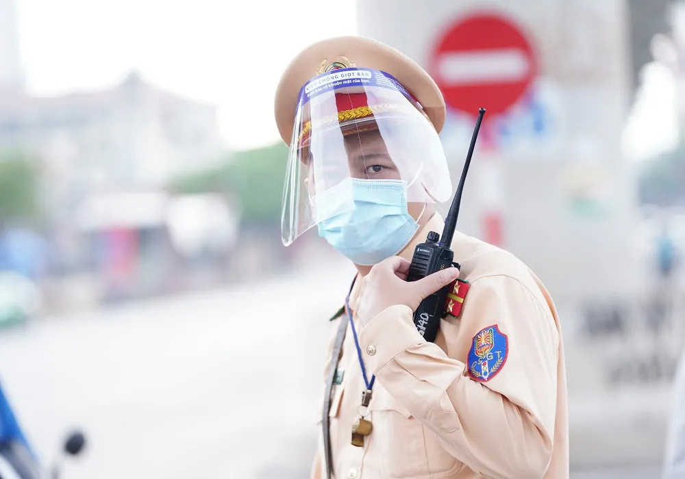 Ùn tắc khi qua chốt để vào “vùng đỏ” ở Hà Nội ảnh 13