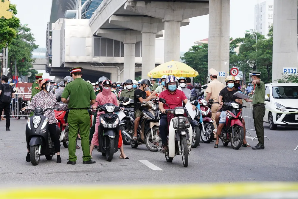 Ùn tắc khi qua chốt để vào “vùng đỏ” ở Hà Nội ảnh 20