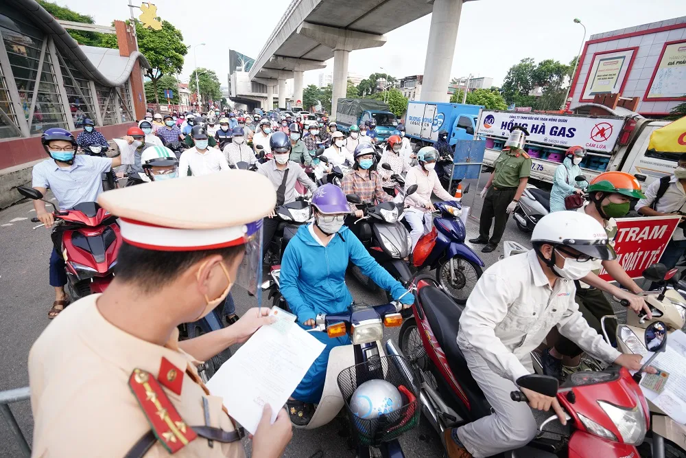 Ùn tắc khi qua chốt để vào “vùng đỏ” ở Hà Nội ảnh 21