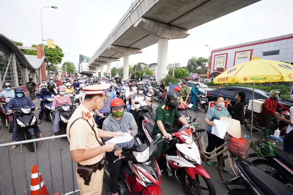 Ùn tắc khi qua chốt để vào “vùng đỏ” ở Hà Nội ảnh 22