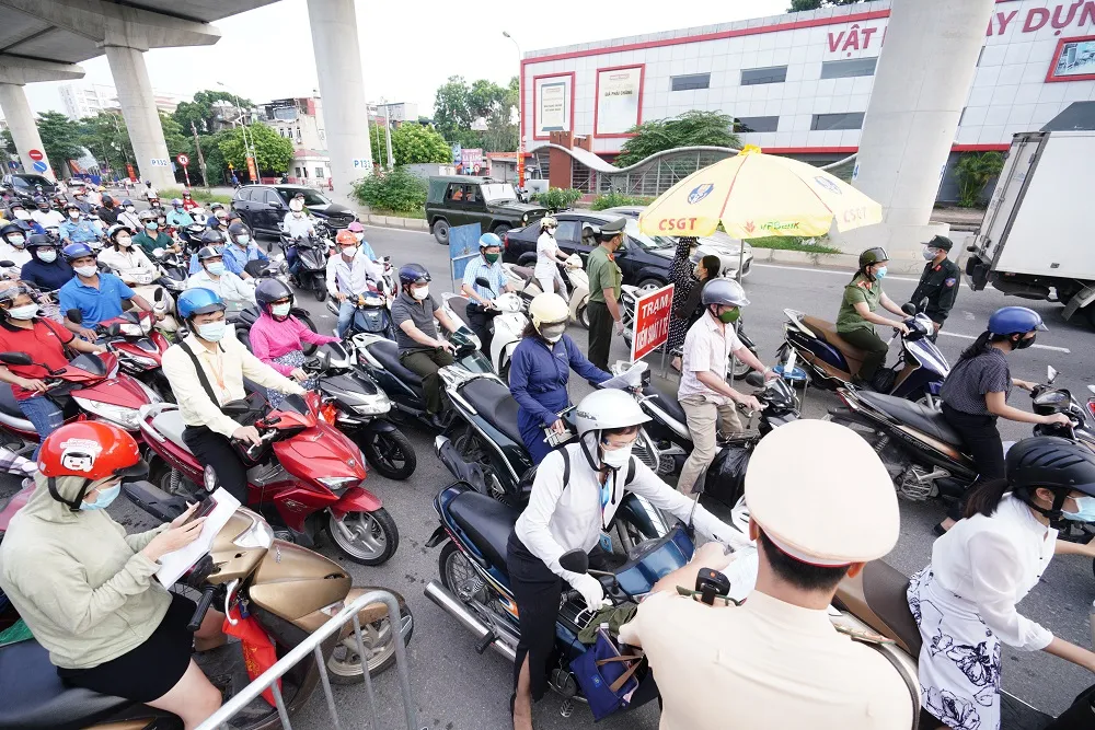 Ùn tắc khi qua chốt để vào “vùng đỏ” ở Hà Nội ảnh 3