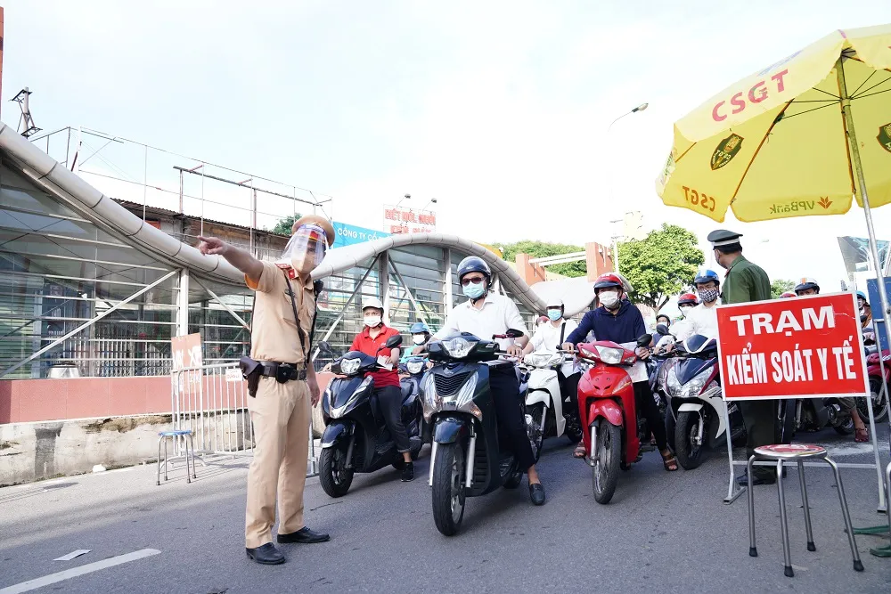 Ùn tắc khi qua chốt để vào “vùng đỏ” ở Hà Nội ảnh 24