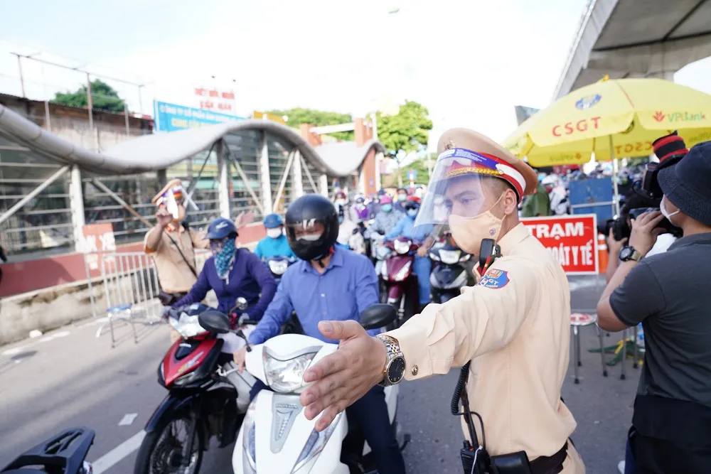 Ùn tắc khi qua chốt để vào “vùng đỏ” ở Hà Nội ảnh 25