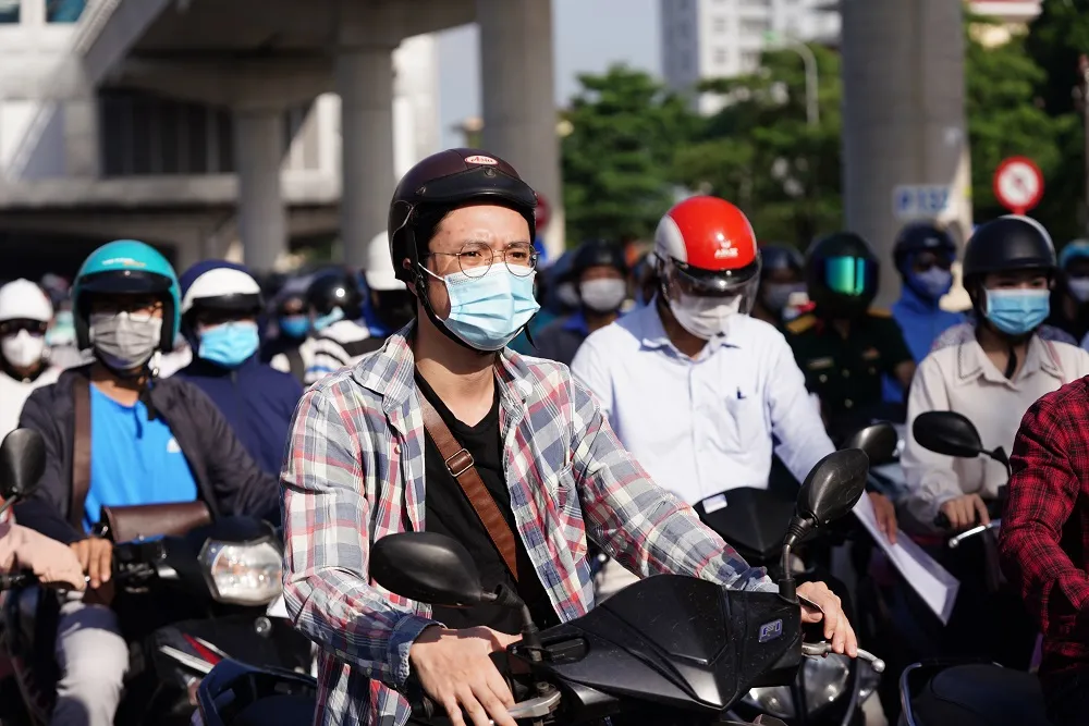 Ùn tắc khi qua chốt để vào “vùng đỏ” ở Hà Nội ảnh 4