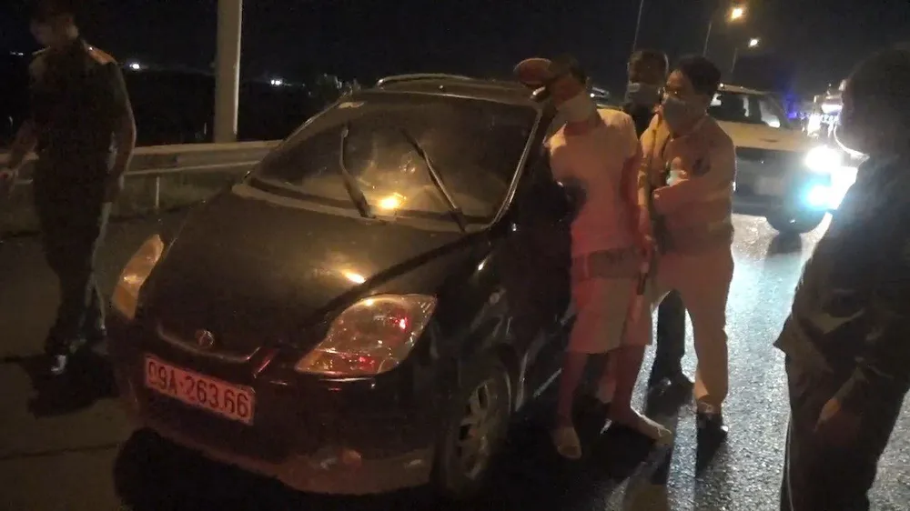 Khống chế đối tượng chống đối đi cách ly, bỏ chạy trên cao tốc ảnh 1