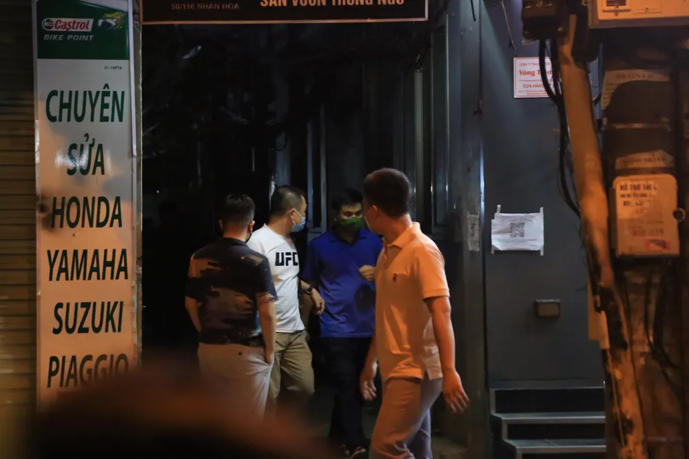 Nhiều lực lượng khám xét nhà cựu Trưởng Phòng Cảnh sát Kinh tế Hà Nội ảnh 1