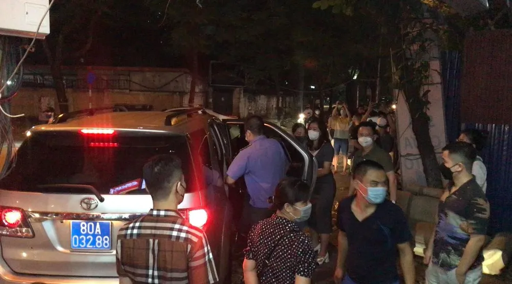 Nhiều lực lượng khám xét nhà cựu Trưởng Phòng Cảnh sát Kinh tế Hà Nội ảnh 3