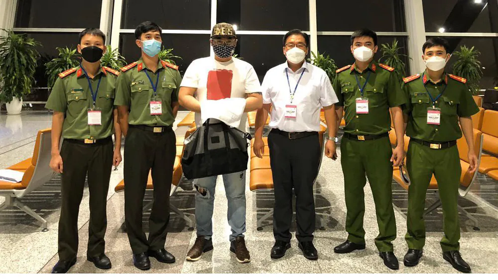 Đối tượng được bàn giao cho Cảnh sát Quốc gia Hàn Quốc 