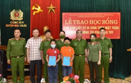 Chương trình Thắp sáng ước mơ trao học bổng cho con của các liệt sĩ hi sinh trong đấu tranh chống tội phạm về ma túy