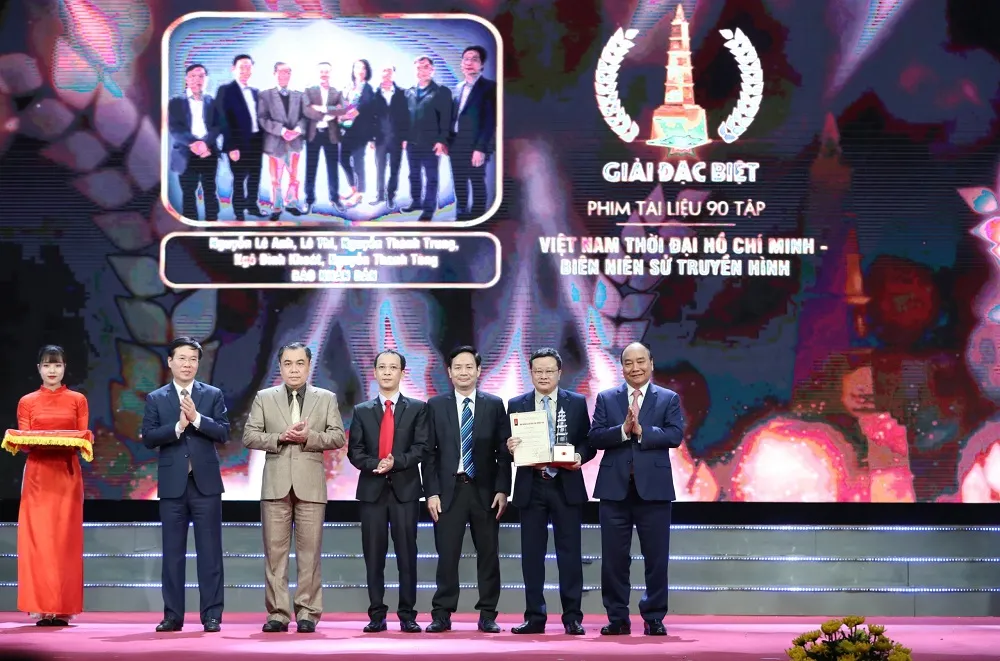 Chủ tịch nước Nguyễn Xuân Phúc: Báo chí tiên phong cung cấp kịp thời thông tin về dịch bệnh Covid-19 ảnh 7