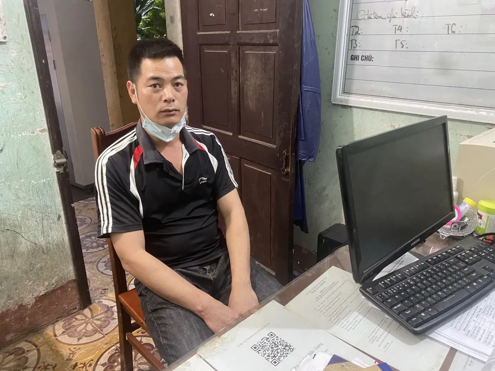 Tạm giữ hình sự người chồng đâm vợ tử vong tại trụ sở tòa án ảnh 1