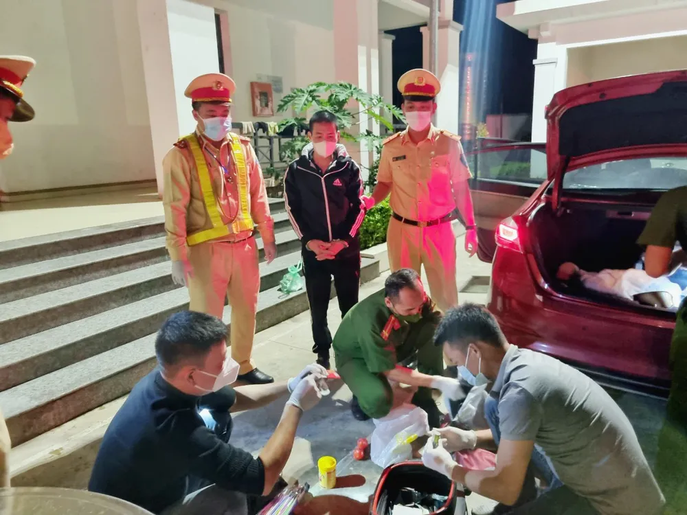 Cảnh sát giao thông kiểm tra xe, phát hiện nhiều viên nén nghi ma túy tổng hợp ảnh 1