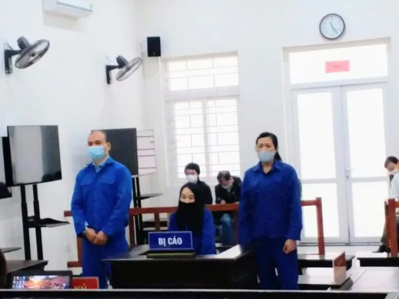 Làm giả giấy tờ để tổ chức cho người khác ở lại Việt Nam ảnh 1