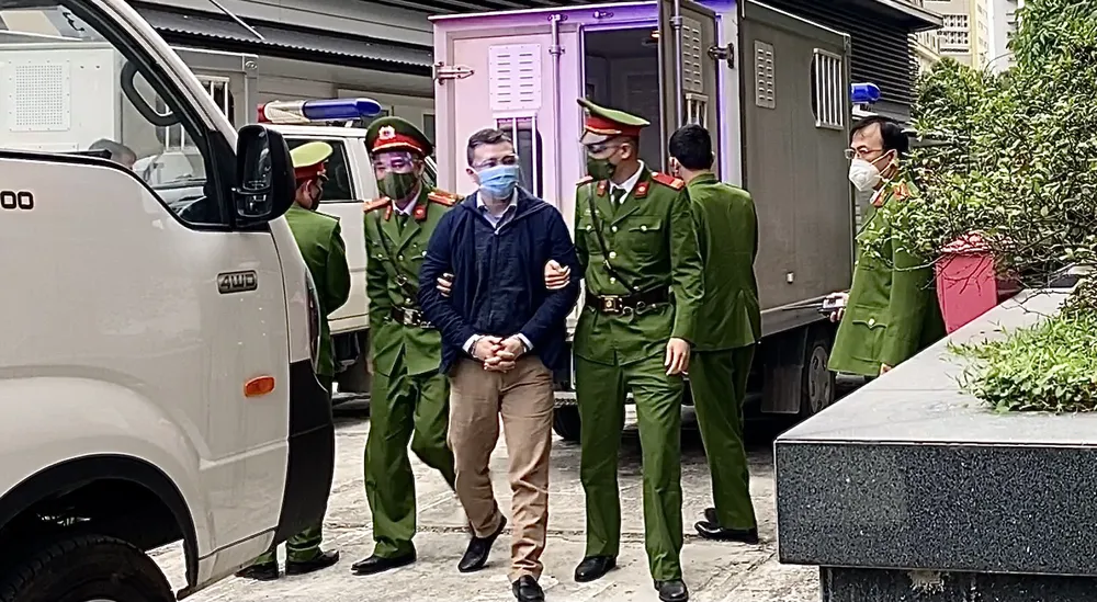 Luật sư và người dự phiên tòa dự án cao tốc Đà Nẵng - Quảng Ngãi xếp hàng test Covid-19 ảnh 12