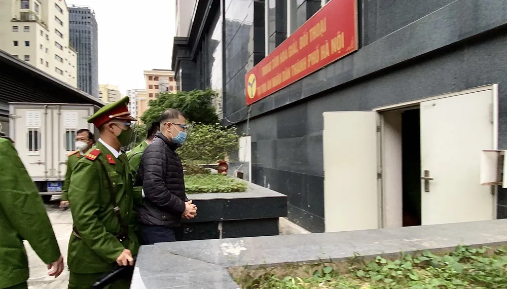 Luật sư và người dự phiên tòa dự án cao tốc Đà Nẵng - Quảng Ngãi xếp hàng test Covid-19 ảnh 11