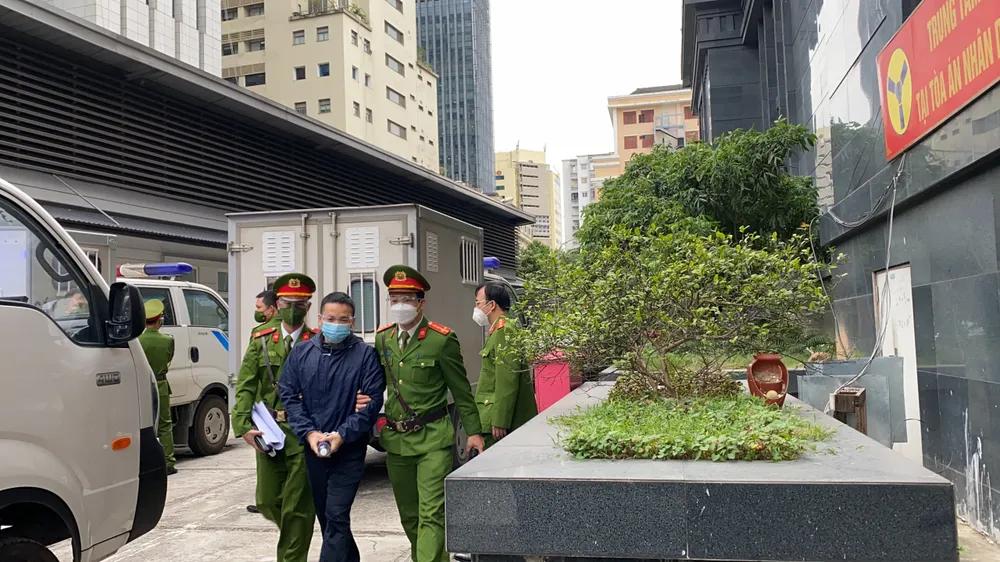 Luật sư và người dự phiên tòa dự án cao tốc Đà Nẵng - Quảng Ngãi xếp hàng test Covid-19 ảnh 10