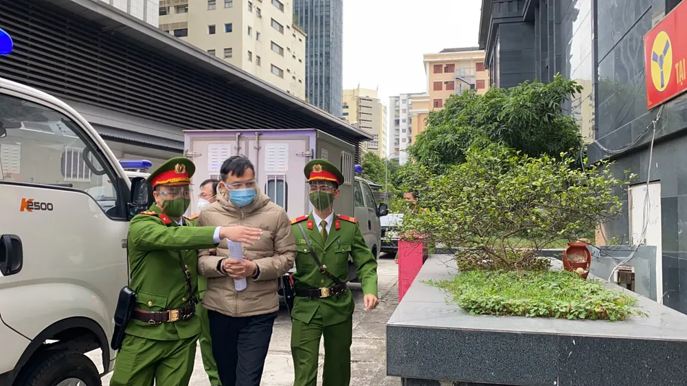 Luật sư và người dự phiên tòa dự án cao tốc Đà Nẵng - Quảng Ngãi xếp hàng test Covid-19 ảnh 13