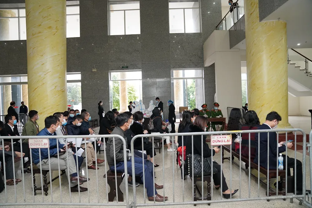 Luật sư và người dự phiên tòa dự án cao tốc Đà Nẵng - Quảng Ngãi xếp hàng test Covid-19 ảnh 1