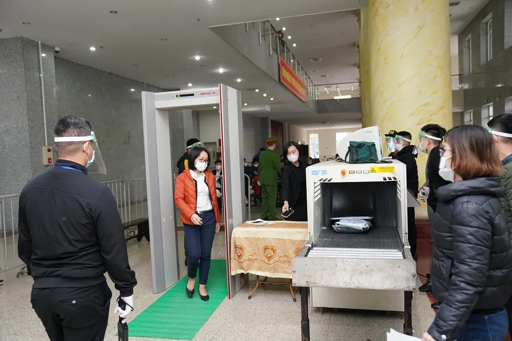 Luật sư và người dự phiên tòa dự án cao tốc Đà Nẵng - Quảng Ngãi xếp hàng test Covid-19 ảnh 3