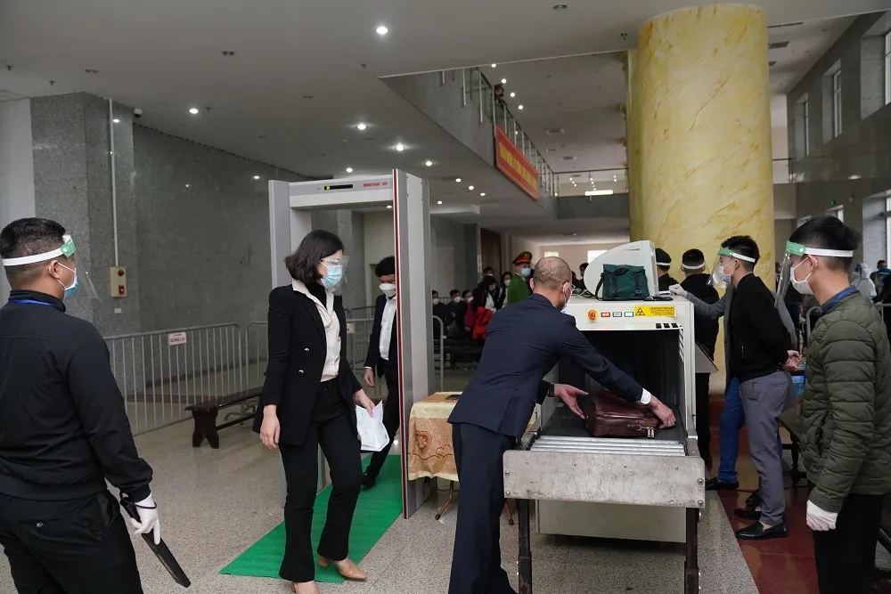 Luật sư và người dự phiên tòa dự án cao tốc Đà Nẵng - Quảng Ngãi xếp hàng test Covid-19 ảnh 4