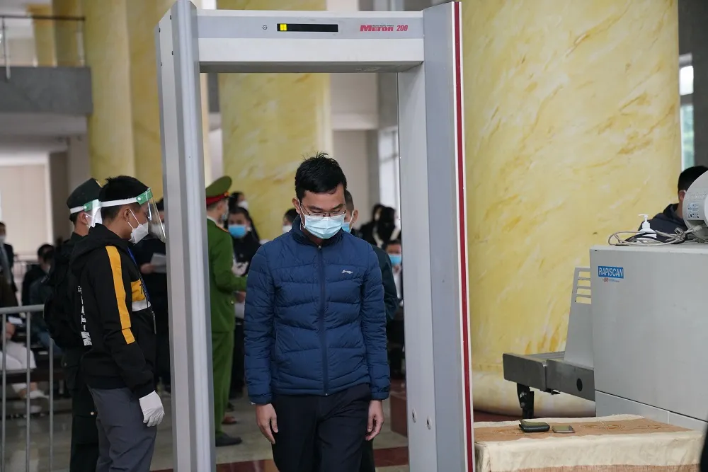 Luật sư và người dự phiên tòa dự án cao tốc Đà Nẵng - Quảng Ngãi xếp hàng test Covid-19 ảnh 6