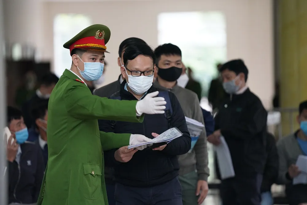 Luật sư và người dự phiên tòa dự án cao tốc Đà Nẵng - Quảng Ngãi xếp hàng test Covid-19 ảnh 8