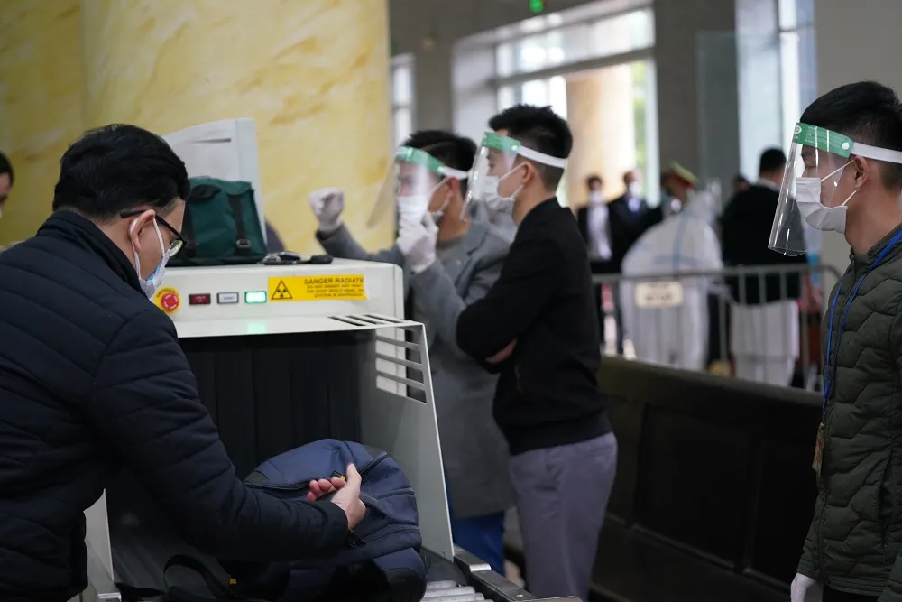 Luật sư và người dự phiên tòa dự án cao tốc Đà Nẵng - Quảng Ngãi xếp hàng test Covid-19 ảnh 5