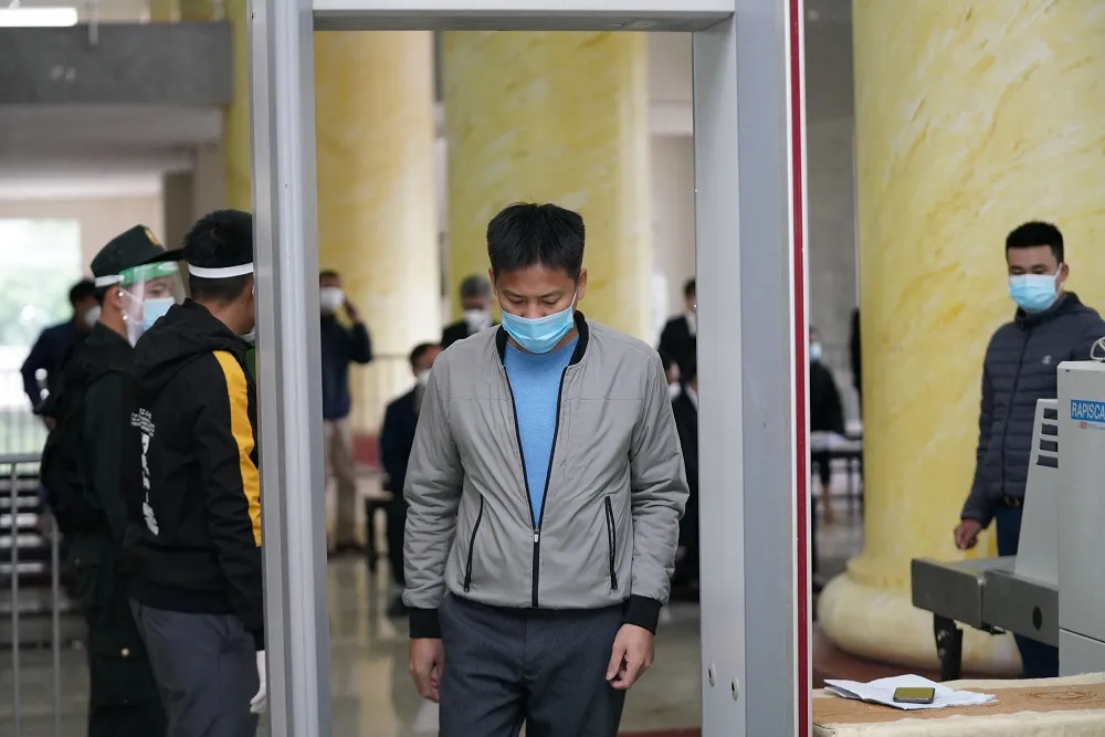 Luật sư và người dự phiên tòa dự án cao tốc Đà Nẵng - Quảng Ngãi xếp hàng test Covid-19 ảnh 7