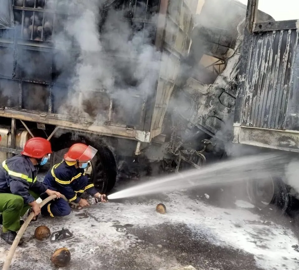 Tai nạn giao thông, cháy ô tô khiến 4 người thương vong ảnh 2