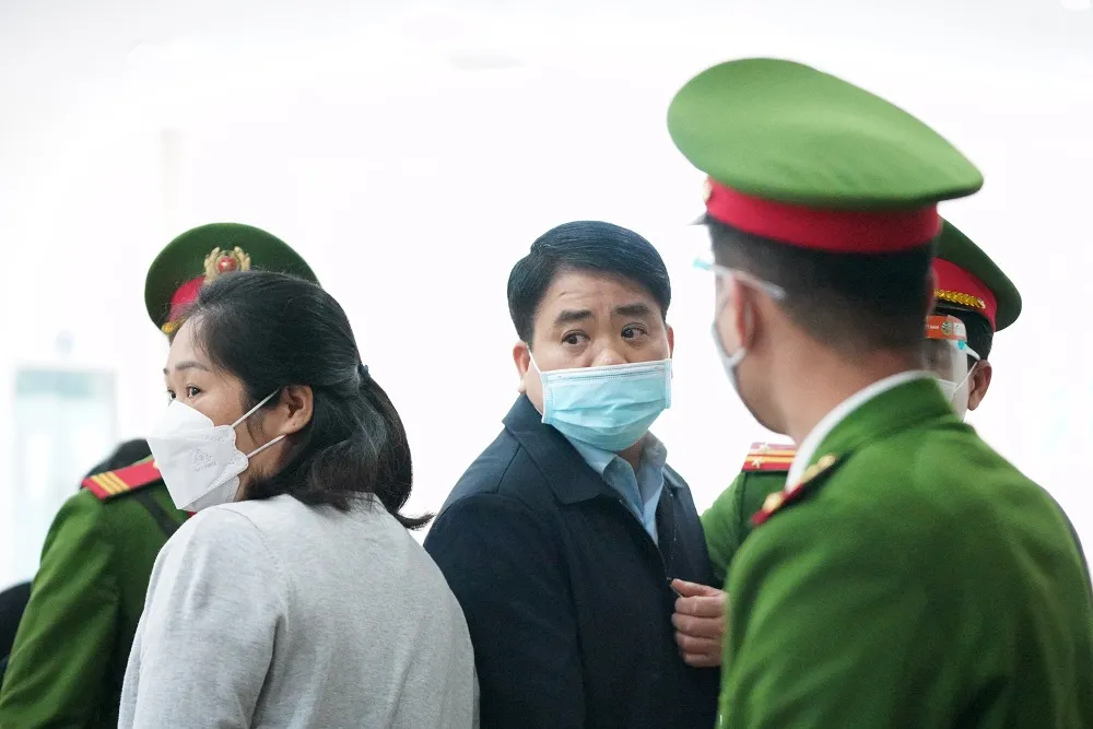 Ông Nguyễn Đức Chung được dẫn giải tới tòa ảnh 2