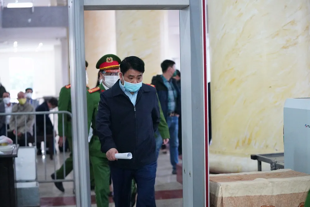 Ông Nguyễn Đức Chung được dẫn giải tới tòa ảnh 6