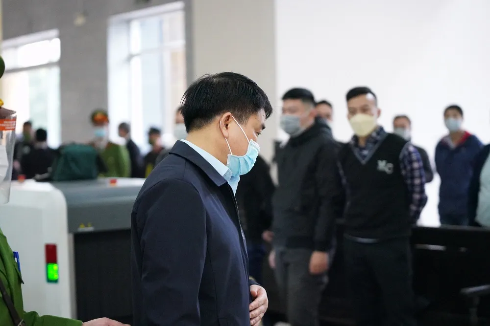 Ông Nguyễn Đức Chung được dẫn giải tới tòa ảnh 9