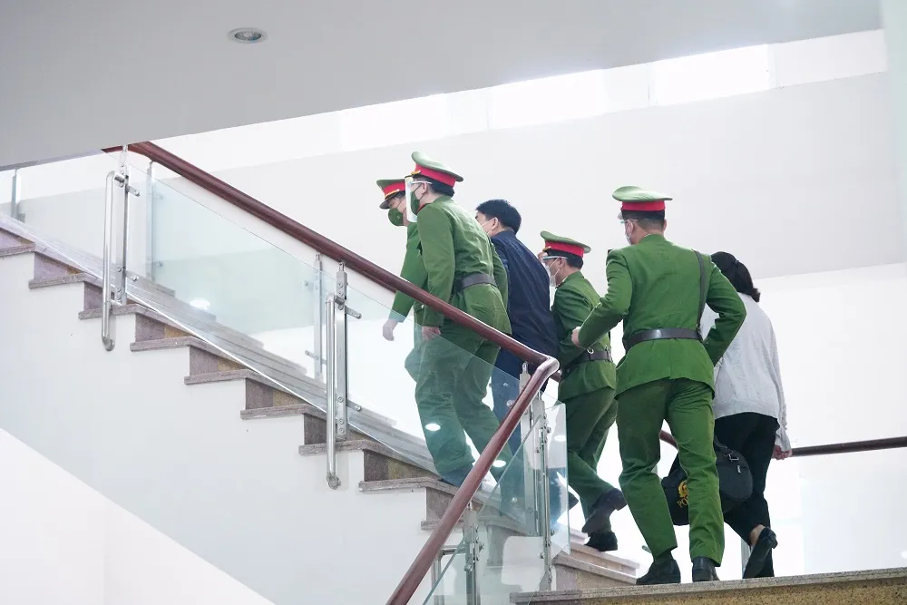 Ông Nguyễn Đức Chung được dẫn giải tới tòa ảnh 10