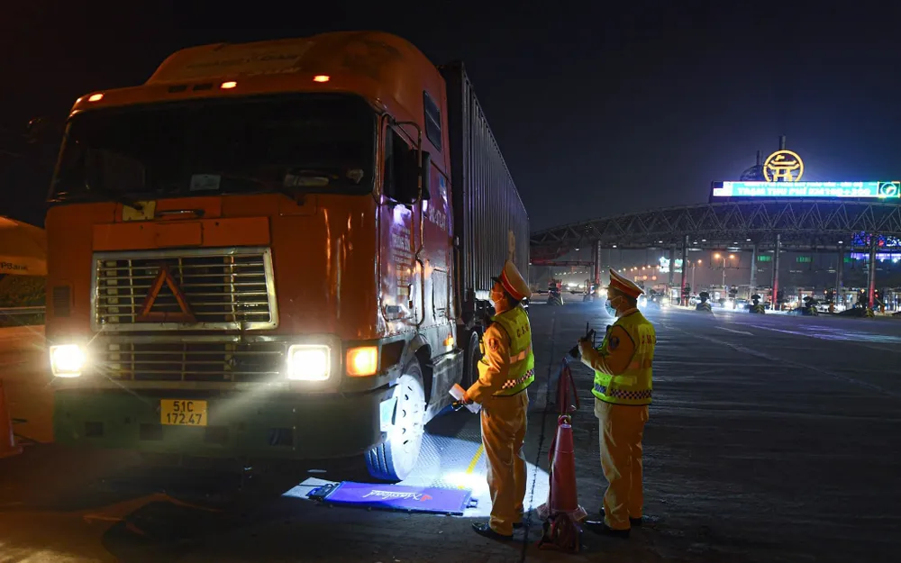 Tài xế tăng ga bỏ chạy khi bị kiểm tra trọng tải ảnh 1