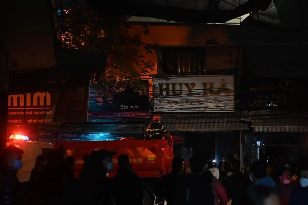 Kho chứa vải Ninh Hiệp bốc cháy dữ dội ảnh 1