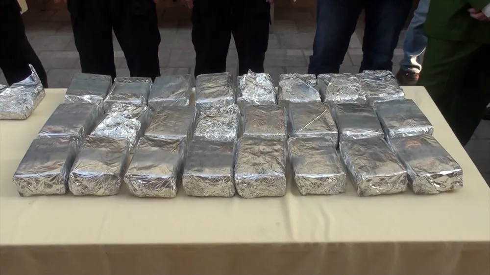 Giấu 99 bánh heroin và 1kg ma túy đá trong lốp xe ô tô ảnh 4