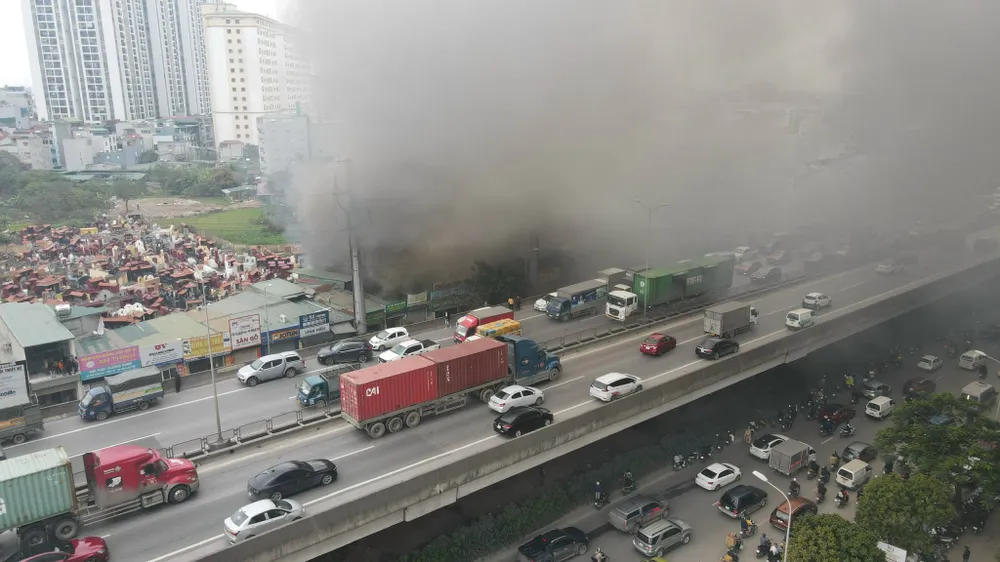 Hà Nội: Cháy lớn trên đường Nguyễn Xiển đúng ngày Rằm tháng Giêng ảnh 1