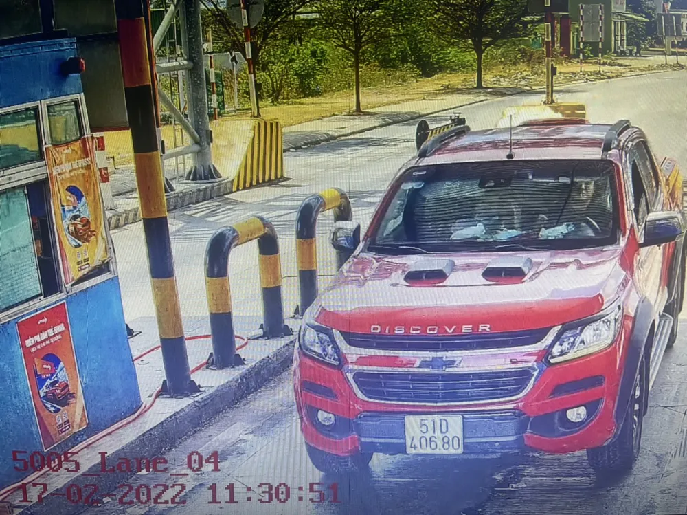 Cảnh sát giao thông đón lõng bắt gọn 4 nghi phạm giết người đang bỏ trốn từ TPHCM ra Hà Nội ảnh 2