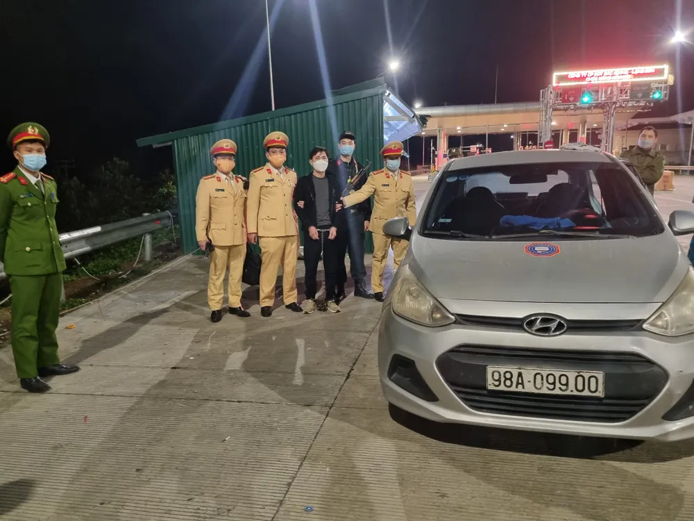 Cảnh sát giao thông kịp thời ngăn chặn tài xế vận chuyển ma túy ảnh 1