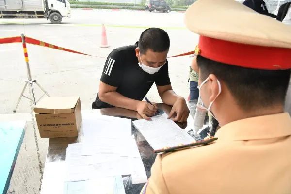 Chấp nhận chở quá tải để bù tiền xăng, lái xe và chủ phương tiện bị phạt 11 triệu đồng ảnh 1