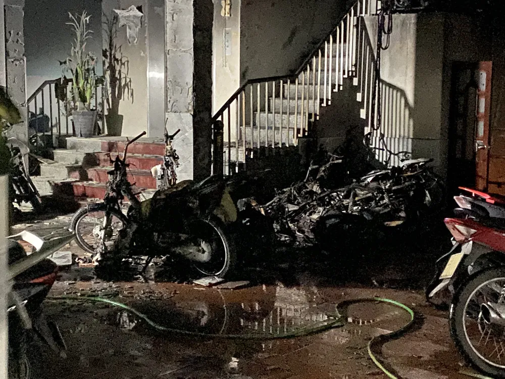 Hà Nội: Cháy nhà 5 tầng khiến 1 người tử vong, nhiều xe máy bị thiêu rụi ảnh 4